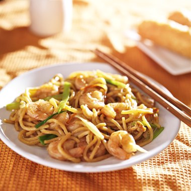 Çince lo mein karides yemek çubukları ile