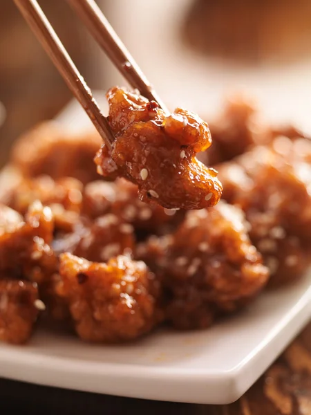 Comer pollo chino con palillos —  Fotos de Stock