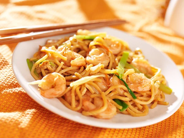 Crevettes chinoises lo mein avec baguettes — Photo