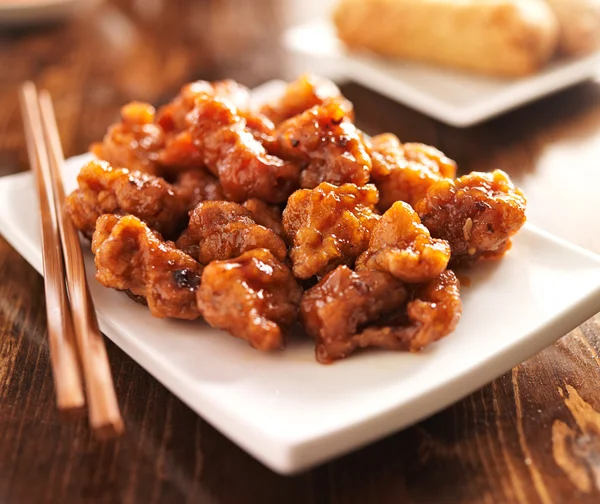 Pollo de naranja chino con palillos — Foto de Stock