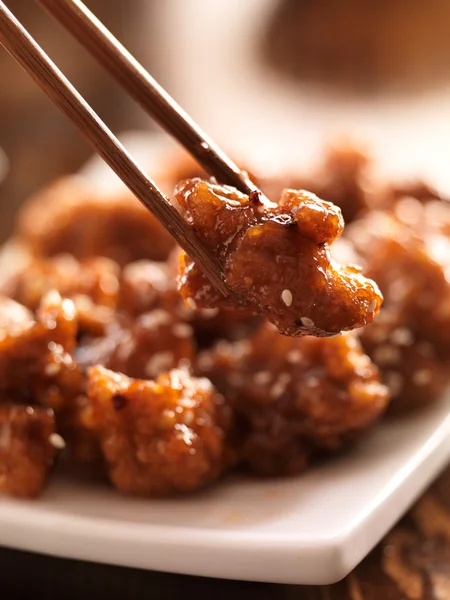 Eating chinese chicken with chopsticks — Stock Photo, Image