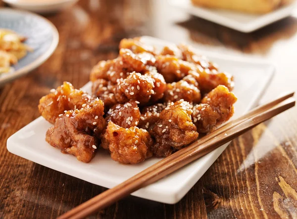 Poulet au sésame chinois avec baguettes — Photo