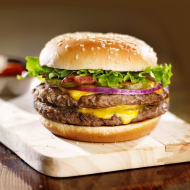 Çift peynirli burger pastırma ile