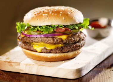 Çift peynirli burger pastırma ile