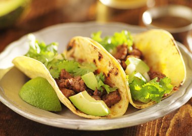 otantik Meksika tacos sığır eti ile