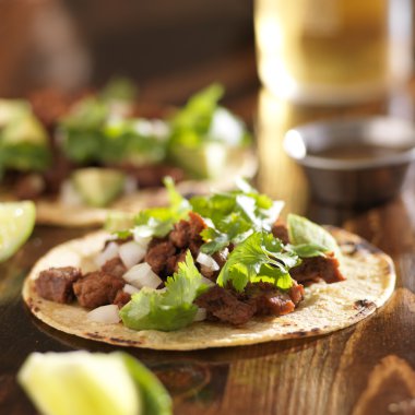 otantik Meksika tacos sığır eti ile