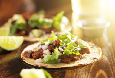 sığır eti ve Mısır tortilla ile Meksika tacos