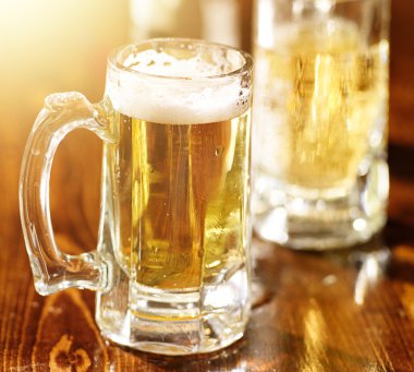 büyük bardak bira ahşap sayaç üzerinde