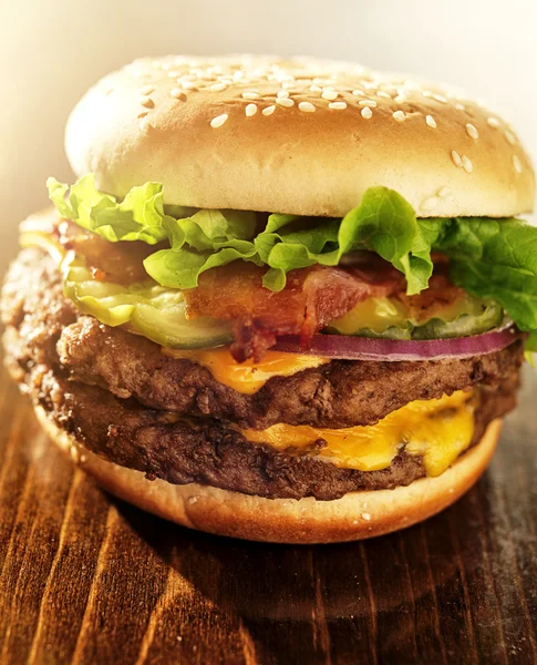 Podwójnego burger z boczkiem i działa — Zdjęcie stockowe