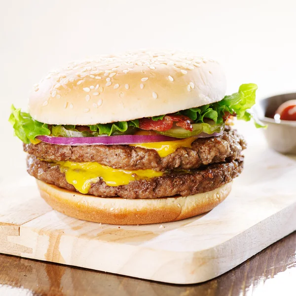 Burger au double fromage juteux avec bacon — Photo