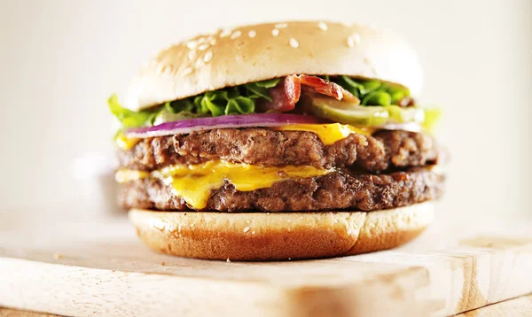 Dvojitý sýr hamburger se slaninou — Stock fotografie