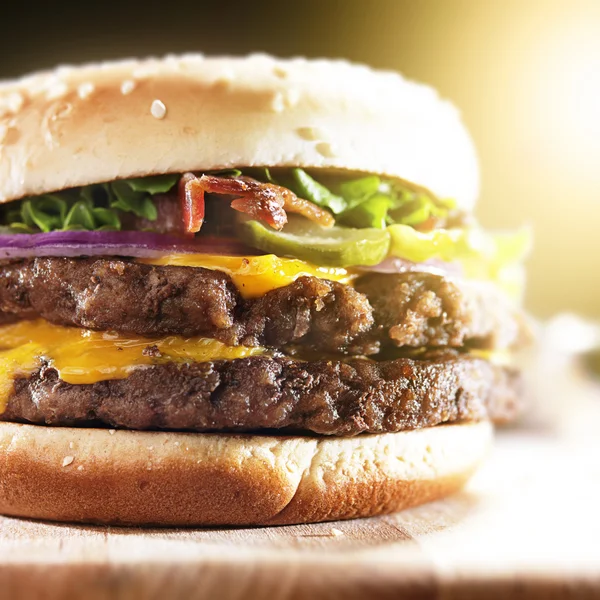 Dubbele hamburger met spek en gesmolten kaas close-up — Stockfoto