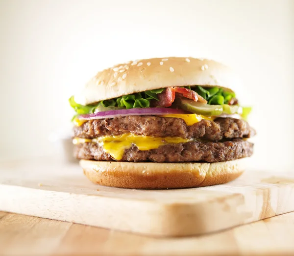Dupla sajt-burger szalonnával — Stock Fotó