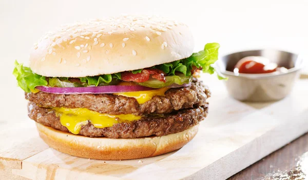 Çift peynirli burger pastırma ile — Stok fotoğraf