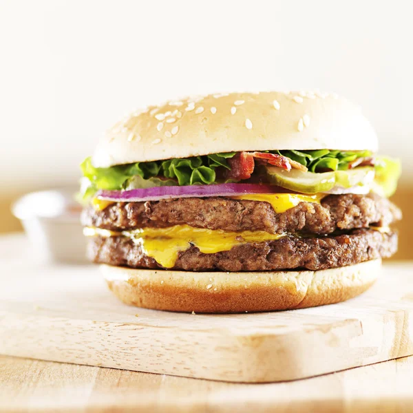 Saftige Doppel-Käse-Burger mit Speck — Stockfoto