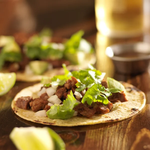 Tacos mexicanos con tortilla de ternera y maíz — Foto de Stock