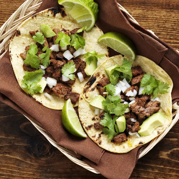 Vista aérea de dos tacos tradicionales en una canasta . — Foto de Stock