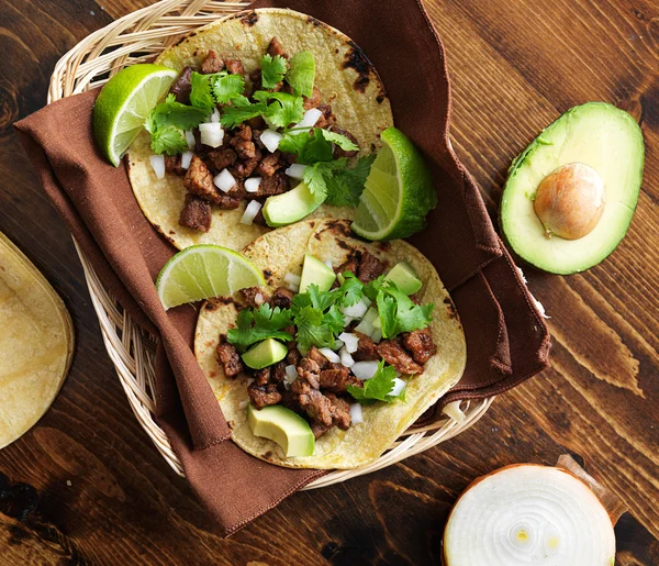 Vista aérea de dois tacos tradicionais em uma cesta . — Fotografia de Stock