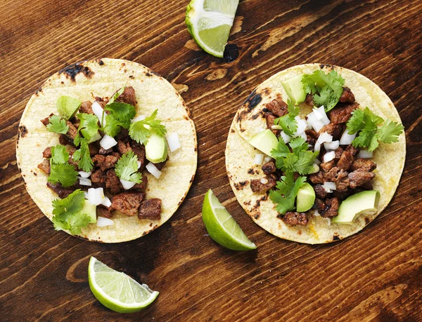 Vista aérea de dois autênticos tacos de rua — Fotografia de Stock