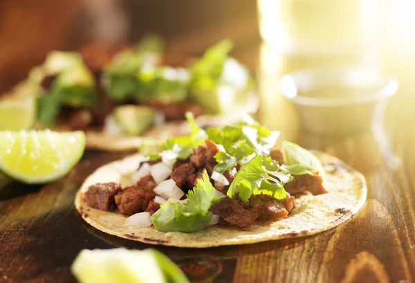 Mexické tacos s hovězím a kukuřičné tortilly — Stock fotografie