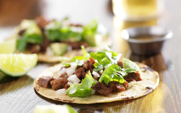 Auténticos tacos mexicanos con carne de res — Foto de Stock