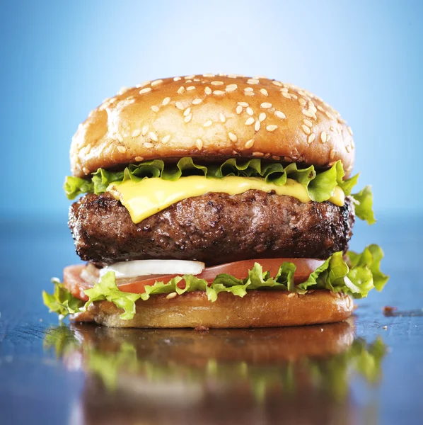 Burger con formaggio fuso e panino al sesamo — Foto Stock