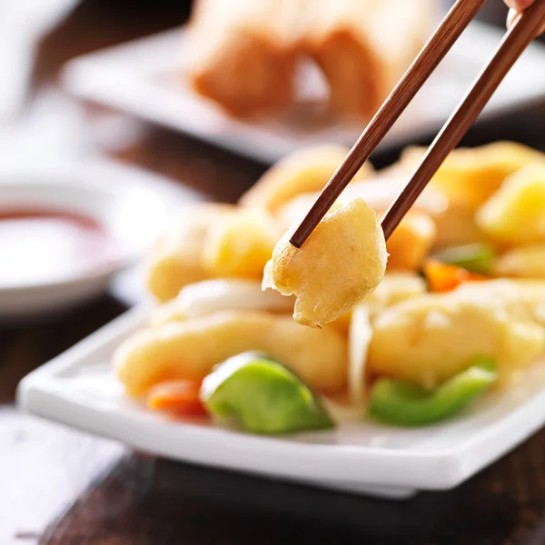 젓가락으로 중국 새 콤 하 고 달콤한 치킨을 먹는 — 스톡 사진
