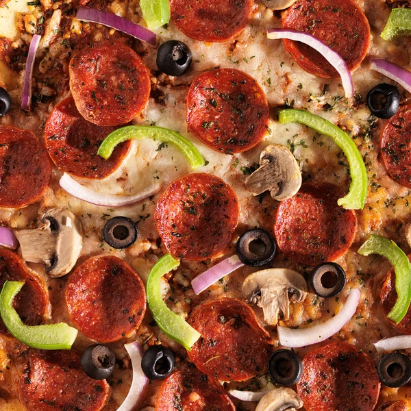 Pizza med pålägg — Stockfoto