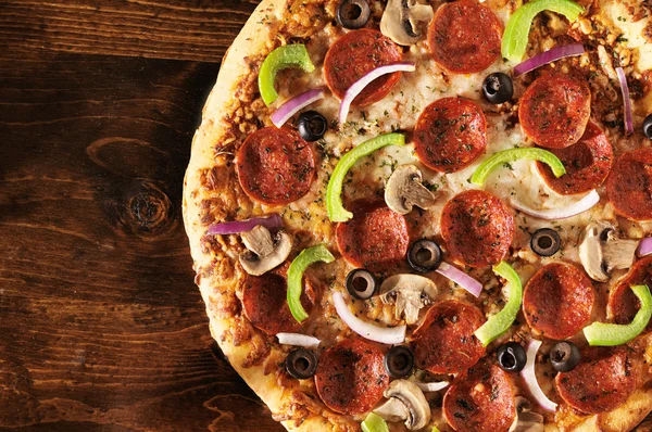 Pizza com coberturas — Fotografia de Stock