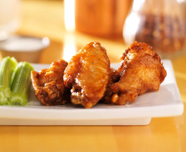 Aptitretande buffalo wings — Stockfoto