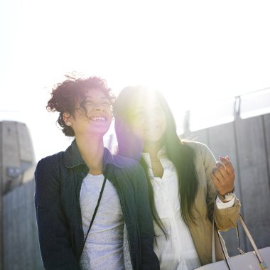 iki kız kardeş şehir etrafında eğleniyor