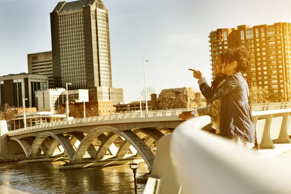 Dos chicas viendo las vistas alrededor de Columbus Ohio juntas — Foto de Stock