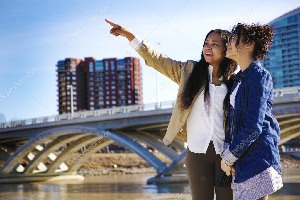 London sightseeing tour. автобус большой. туристы в лондоне. историко-культурный туризм. осматривать достопримечательности.