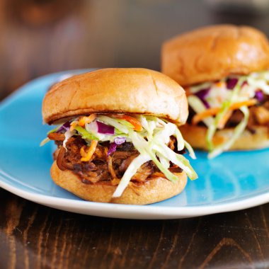 Barbekü soslu domuz eti sosu blue bir tabakta çekti.