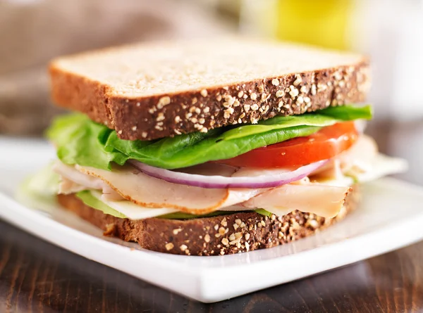 Delizioso sandwich di carne con tacchino, pomodoro, cipolla e lattuga — Foto Stock