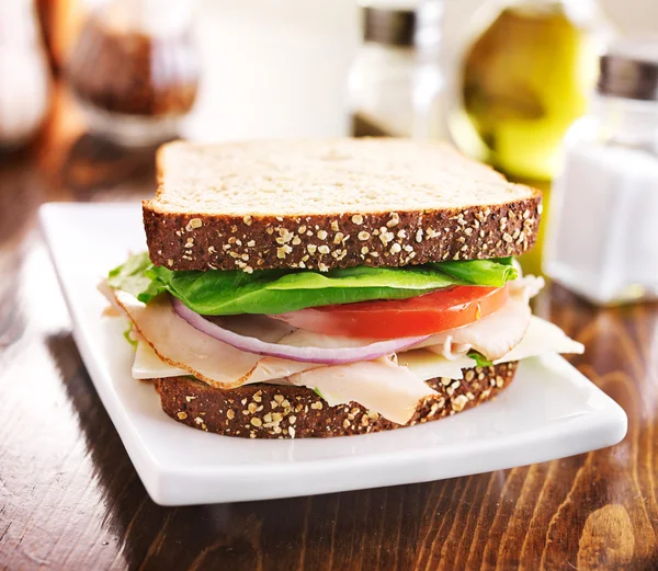 Deli meat sandwich with turkey, tomato, onion, and lettuce — Stock Photo, Image