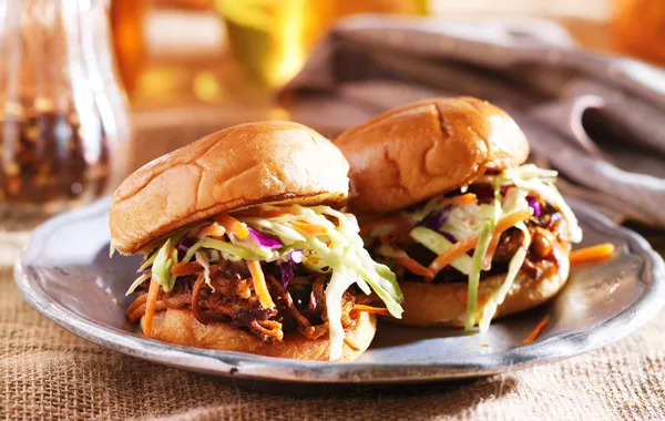 Sanduíches de porco puxado com molho de churrasco e slaw — Fotografia de Stock