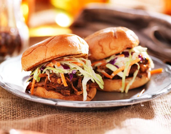 Sandwiches de cerdo tirado con salsa de barbacoa y ensalada — Foto de Stock