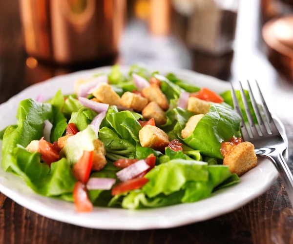 Salade met sla, tomaten en broodkapjes — Stockfoto