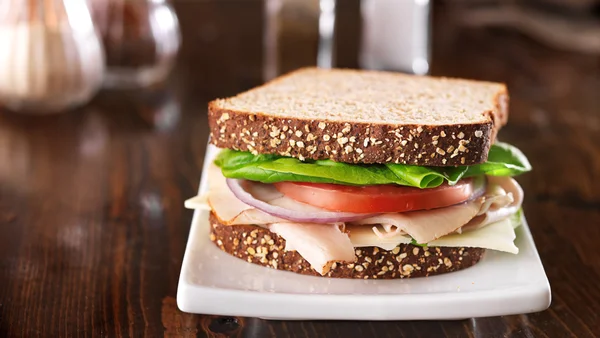 Делі м'ясний бутерброд, знятий у широкому співвідношенні сторін — стокове фото