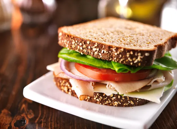Sandwich de pavo cortado en frío sobre trigo integral con queso suizo — Foto de Stock