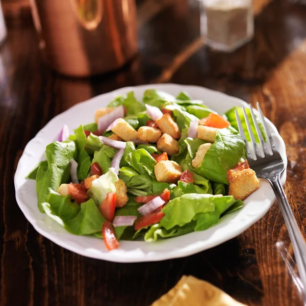 Salat mit Salat, Tomaten und Croutons — Stockfoto