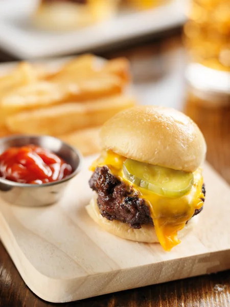 Burger slider de cerca en la tabla de cortar madera —  Fotos de Stock