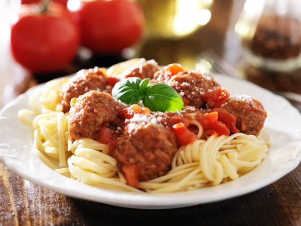Espaguete e almôndegas com guarnição de manjericão — Fotografia de Stock