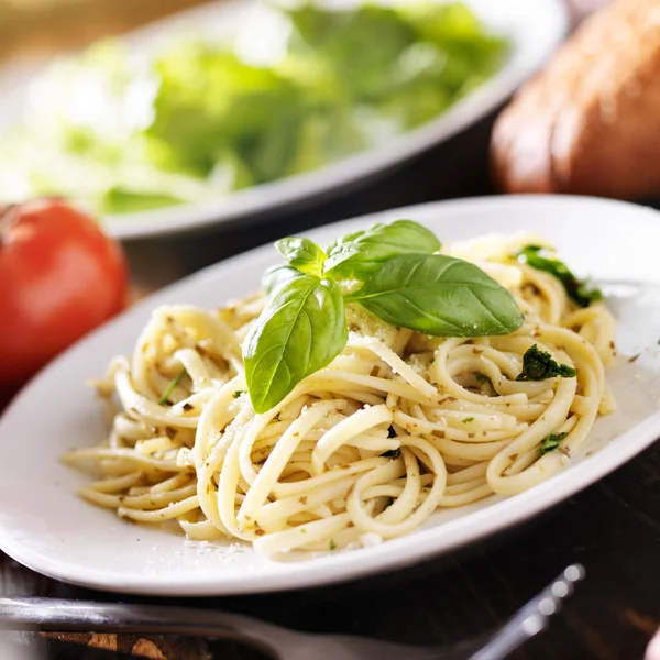 Tallrik italienska spaghetti med pesto — Stockfoto