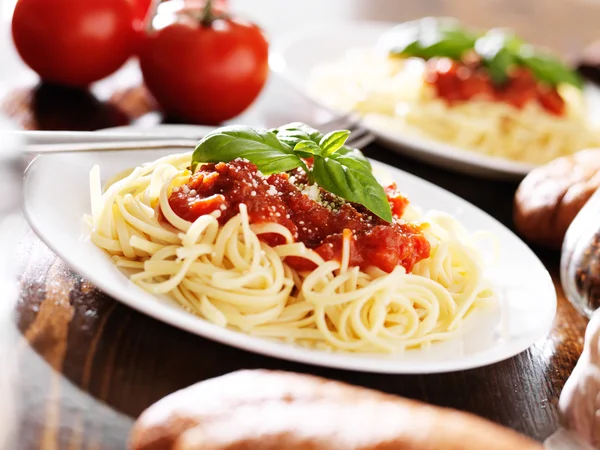 Macarrão de espaguete italiano com molho de tomate — Fotografia de Stock