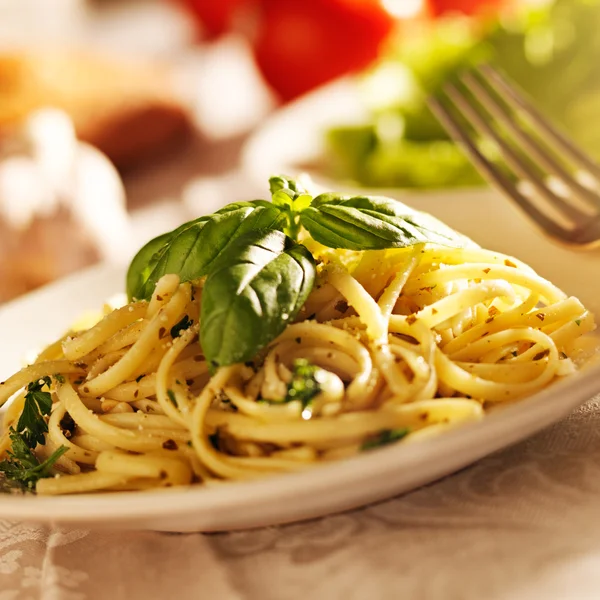 Спагетті з соусом песто в теплому світлі — стокове фото