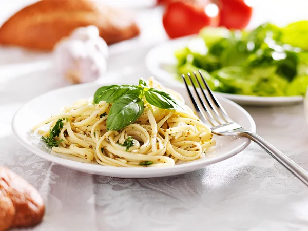 Tallrik italienska spaghetti med pesto — Stockfoto