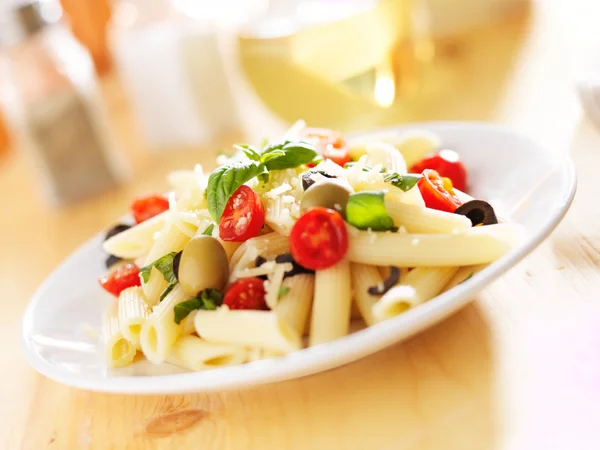 Салат из макарон с оливками — стоковое фото