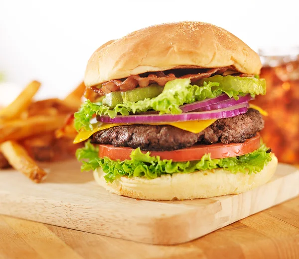 Hamburger s hranolky — Stock fotografie